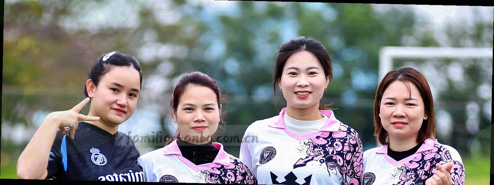 球场白色边线与草皮的交界特写，低角度、冷调、画面中没有人